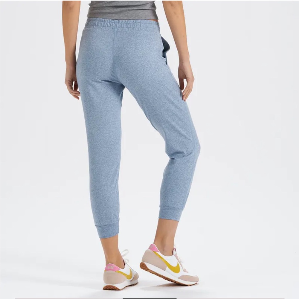Vuori Performance Jogger in Cloud Heather - Picture 4 of 5